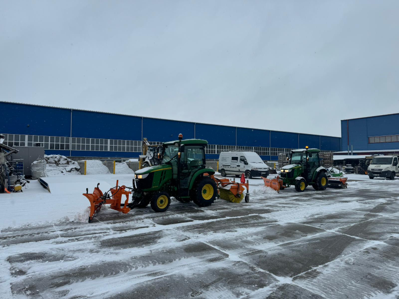 ❄️ Zima w pełni, a Ty zmagasz się ze śniegiem? 🛑 Dlaczego warto zlecić odśnieżanie profesjonalistom?
